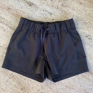 NWOT Lululemon On The Fly Short *2.5" size 4 Black